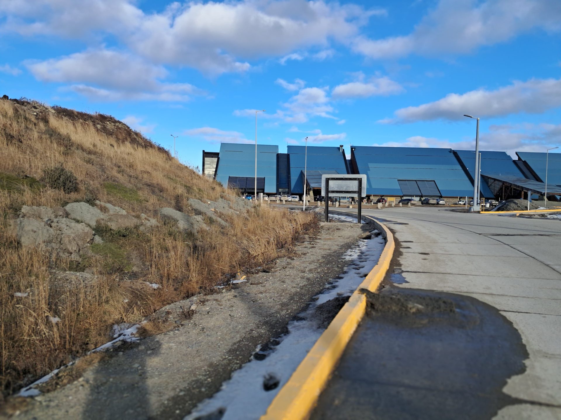 ​El Aeropuerto de Ushuaia prioriza los autos y deja a los peatones "a la deriva" entre el barro y el hielo