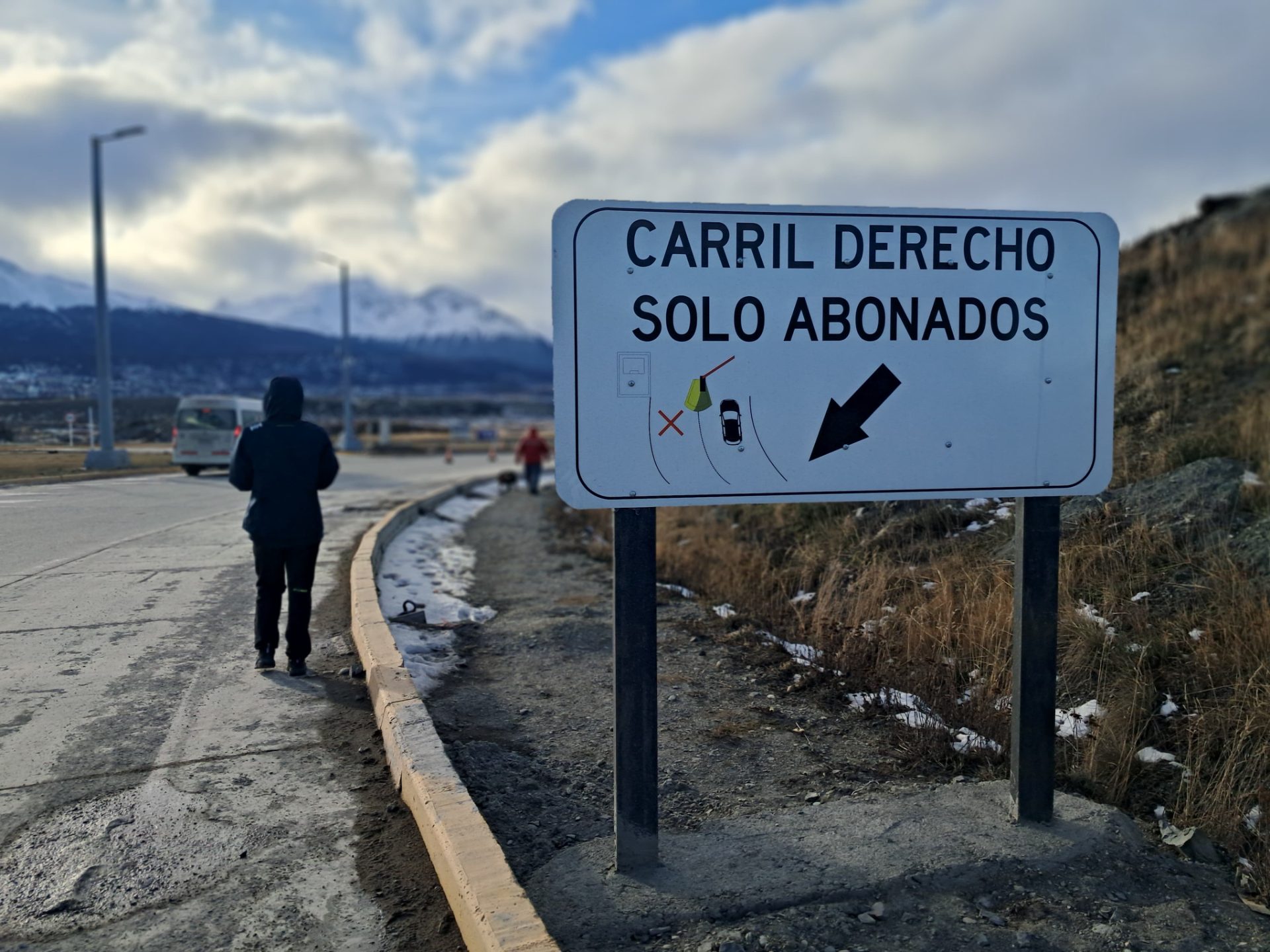 ​El Aeropuerto de Ushuaia prioriza los autos y deja a los peatones "a la deriva" entre el barro y el hielo