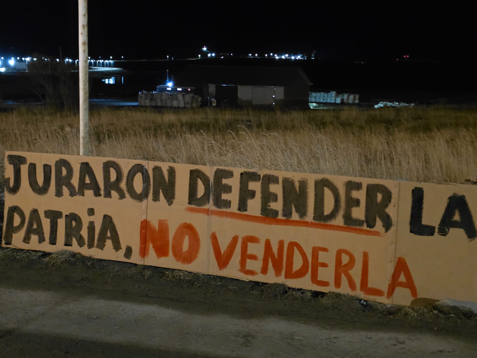 Ushuaia amaneció intervencionada con carteles de la CGT en rechazo a las reformas sobre la venta de tierras a extranjeros