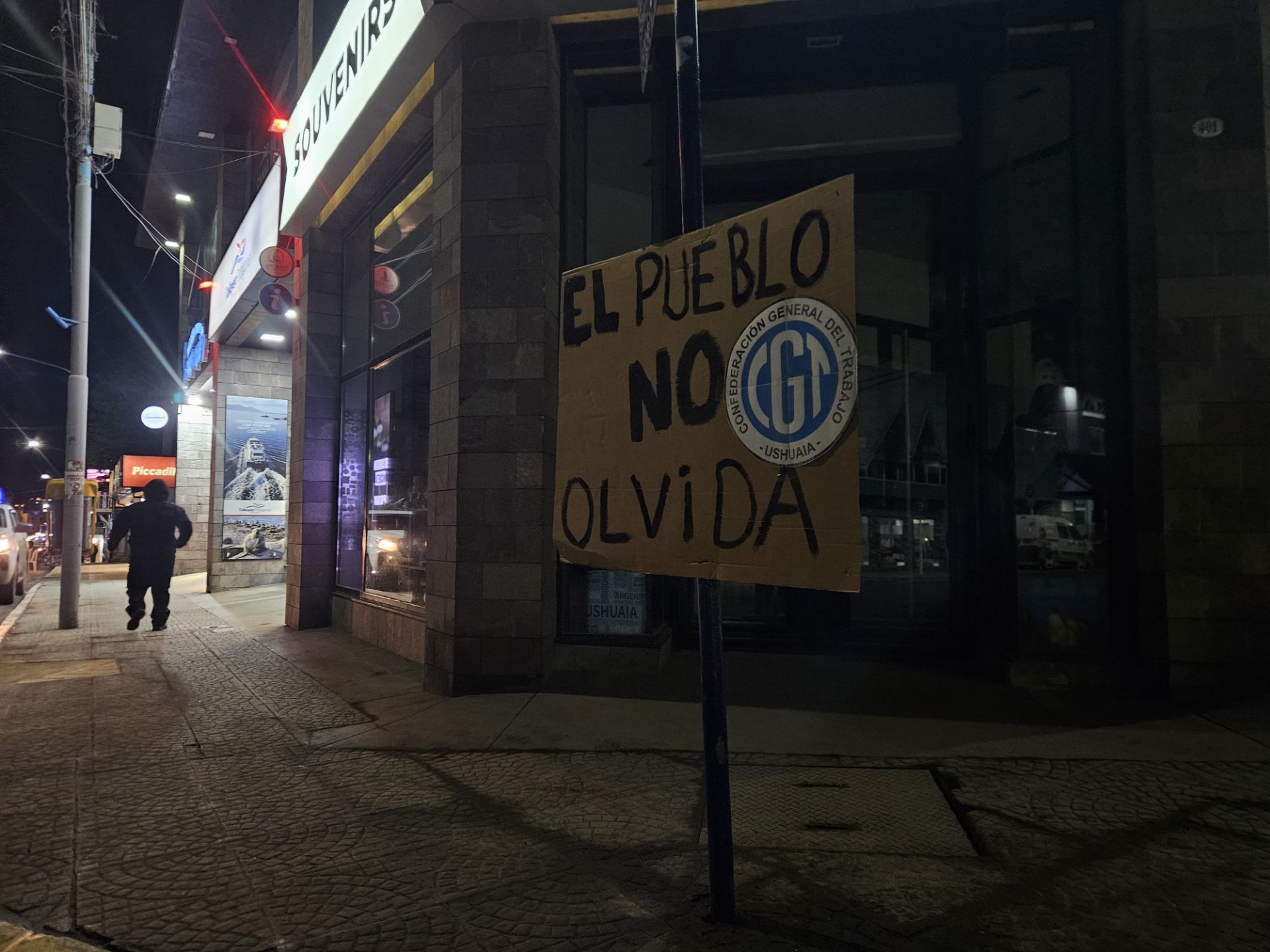 Ushuaia amaneció intervencionada con carteles de la CGT en rechazo a las reformas sobre la venta de tierras a extranjeros