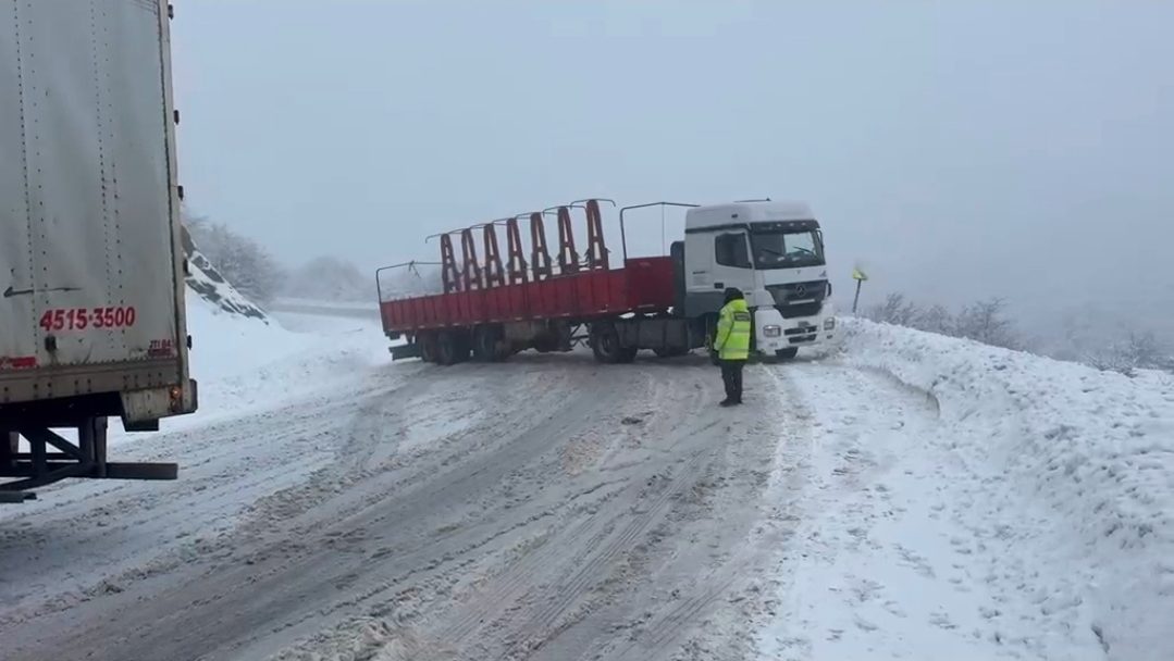 Alerta vial en la Ruta 3: Uso obligatorio de cadenas para camiones de gran porte por acumulación de nieve y hielo