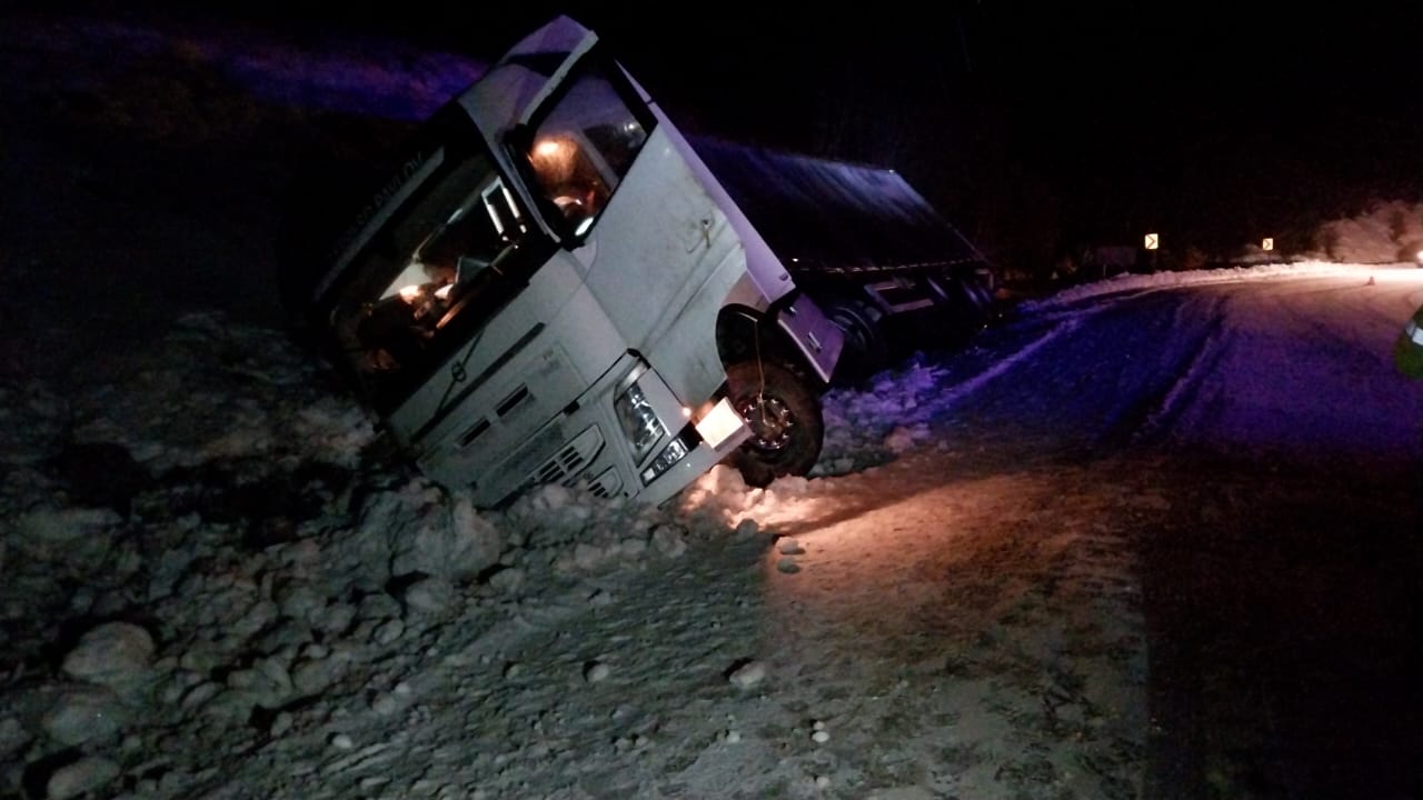 Siniestro en la Ruta Nacional N° 3: Un camión despistó en la zona de Rancho Hambre y se realizan tareas de trasbordo de carga
