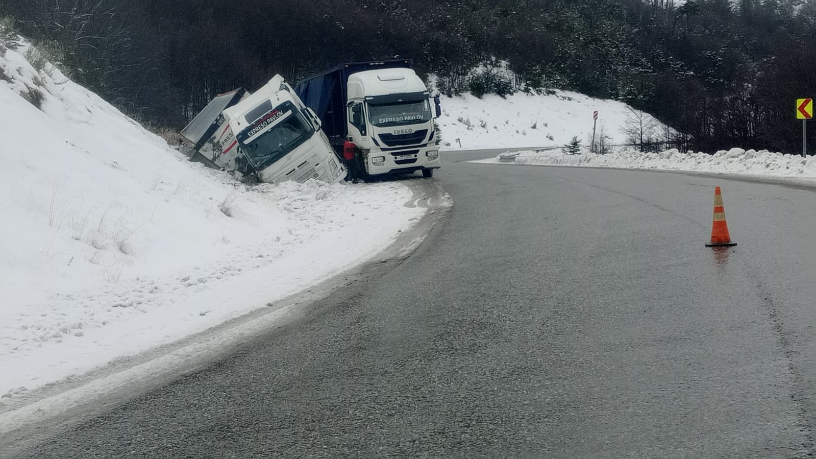 Siniestro en la Ruta Nacional N° 3: Un camión despistó en la zona de Rancho Hambre y se realizan tareas de trasbordo de carga