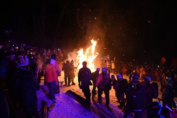 ÉXITO TOTAL EN LA 31° EDICIÓN DE LA BAJADA CON ANTORCHAS EN EL CERRO MARTIAL