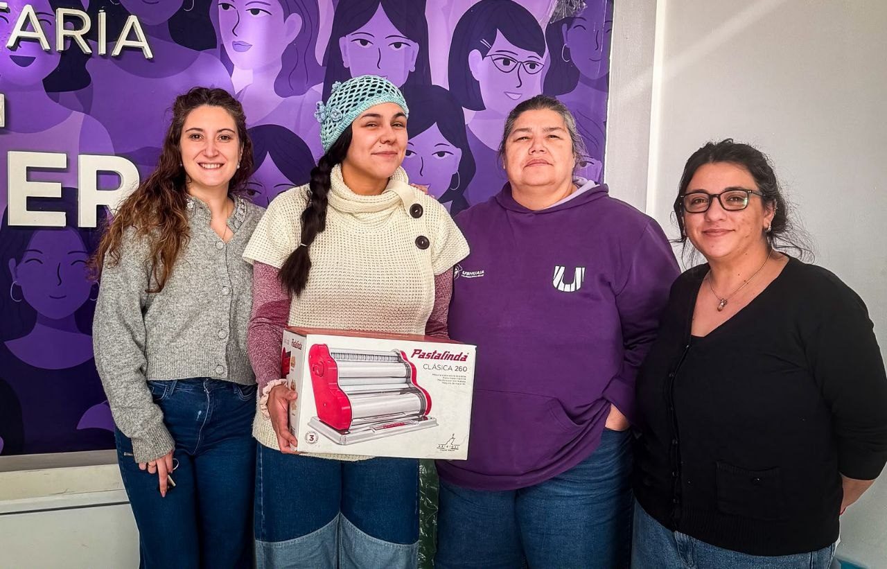 LA MUNICIPALIDAD CONTINÚA ACOMPAÑANDO A MUJERES EMPRENDEDORAS CON LA ENTREGA DE HERRAMIENTAS PARA FORTALECER SUS PROYECTOS