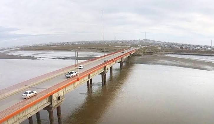 Atrapan a un conductor sin carnet que chocó a un móvil de Tránsito en el puente Mosconi y se dio a la fuga