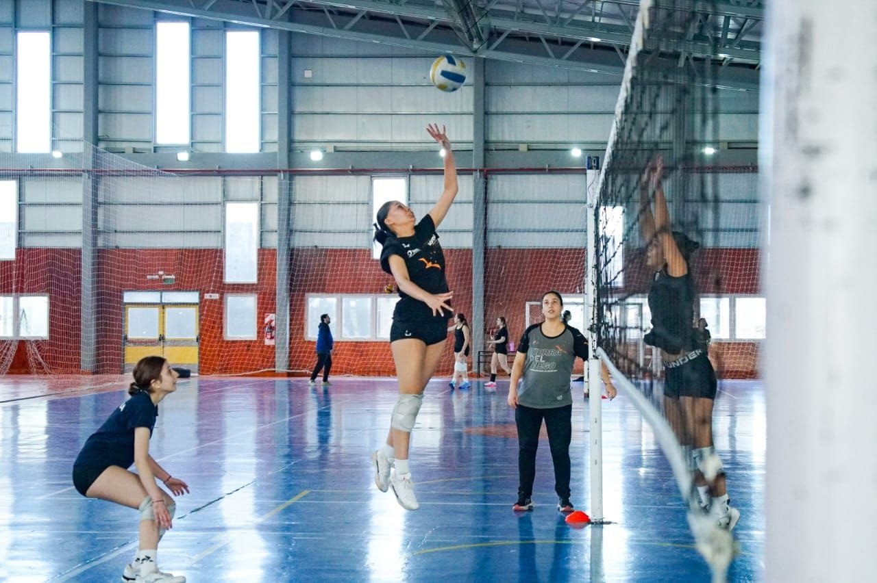 EL VOLEY FEMENINO FUEGUINO CONTINÚA SU PREPARACIÓN PARA LOS JUEGOS DE LA ARAUCANÍA