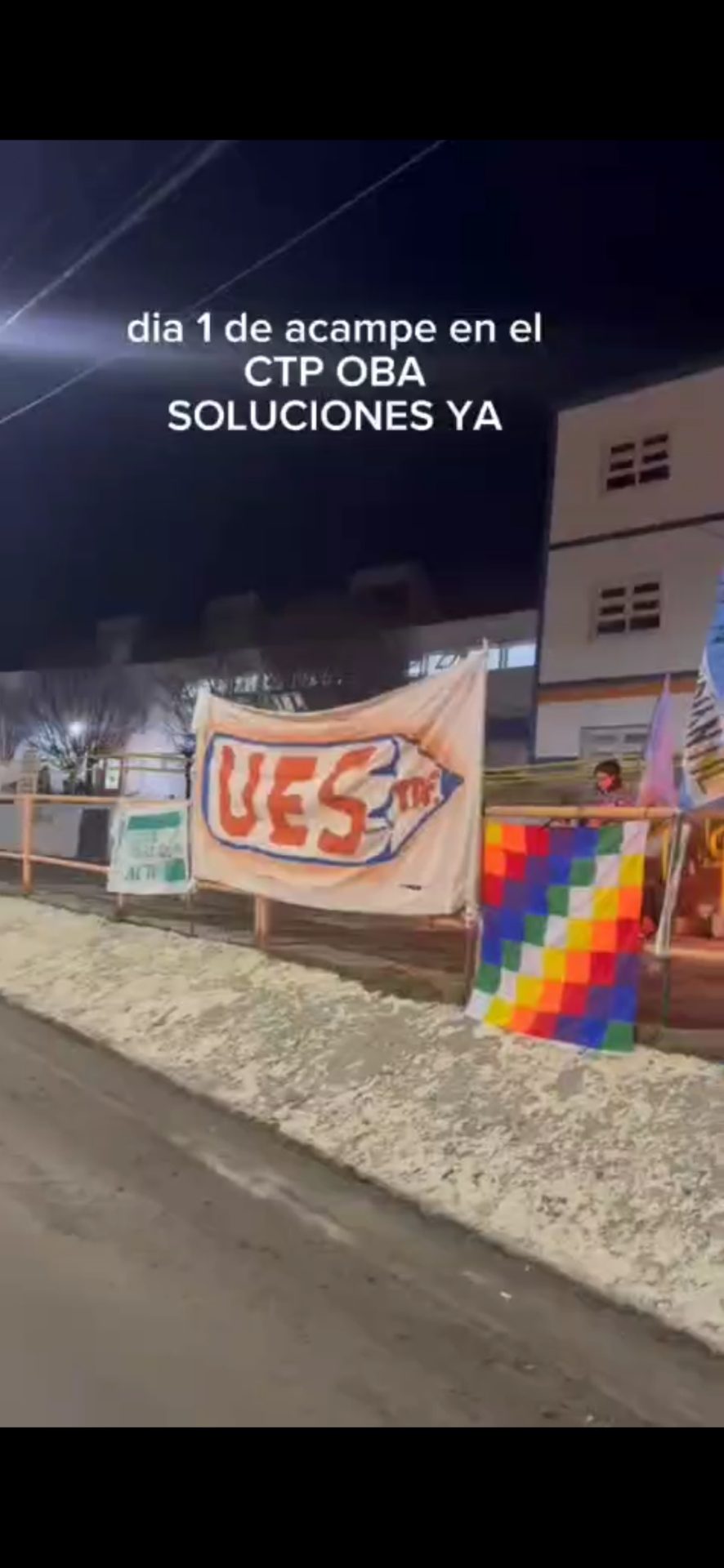 Estudiantes acampan en las puertas del Colegio Técnico Olga B. de Arko en reclamo por graves deficiencias edilicias