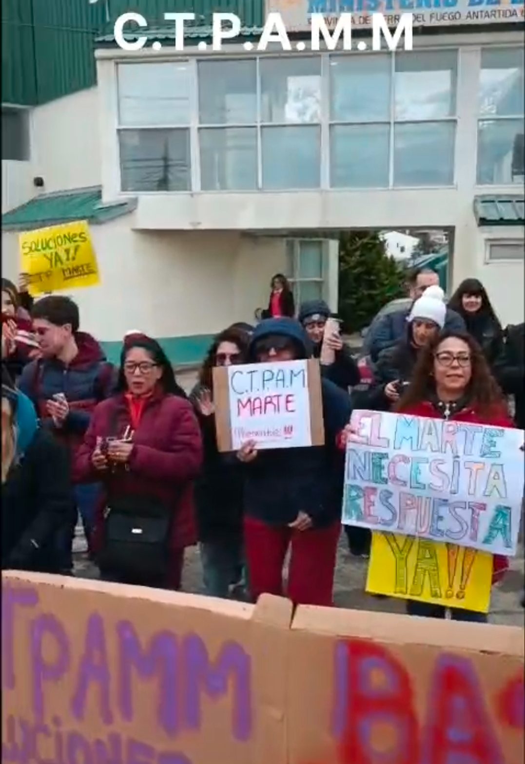 Padres autoconvocados de Ushuaia se movilizan frente al Ministerio de Educación por graves problemas edilicios