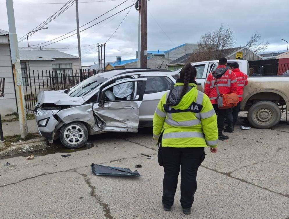 RÍO GRANDE: COLISIÓN EN PROVINCIAS UNIDAS Y PIONEROS FUEGUINOS DEJA UNA CONDUCTORA HOSPITALIZADA
