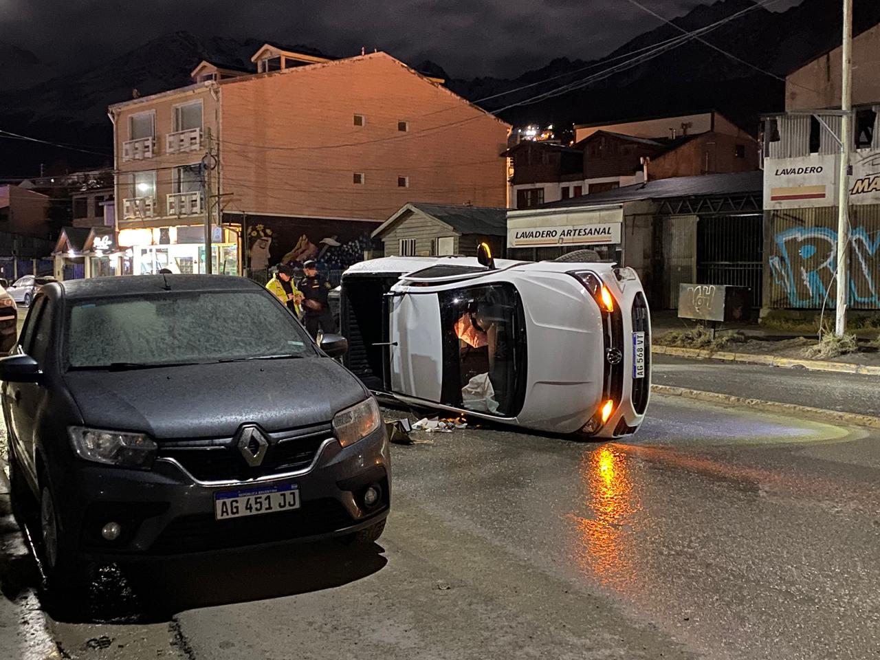 Vuelco en la madrugada de Ushuaia: un vehículo volcó en la intersección de Av. Magallanes y Monetta