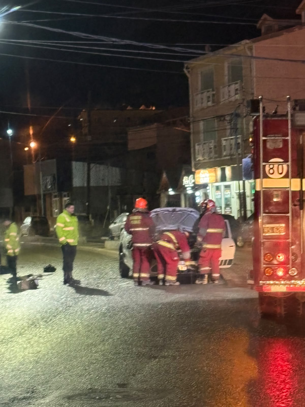 Vuelco en la madrugada de Ushuaia: un vehículo volcó en la intersección de Av. Magallanes y Monetta