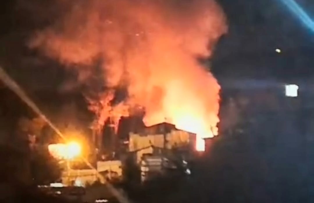 Incendio durante la madrugada en el barrio Mirador: un hombre sufrió quemaduras tras la presunta explosión de una garrafa