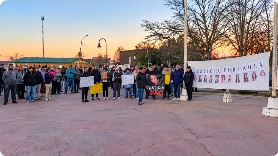 FAMILIARES Y VECINOS SE MOVILIZARON EN TOLHUIN PARA PEDIR JUSTICIA POR PAOLA