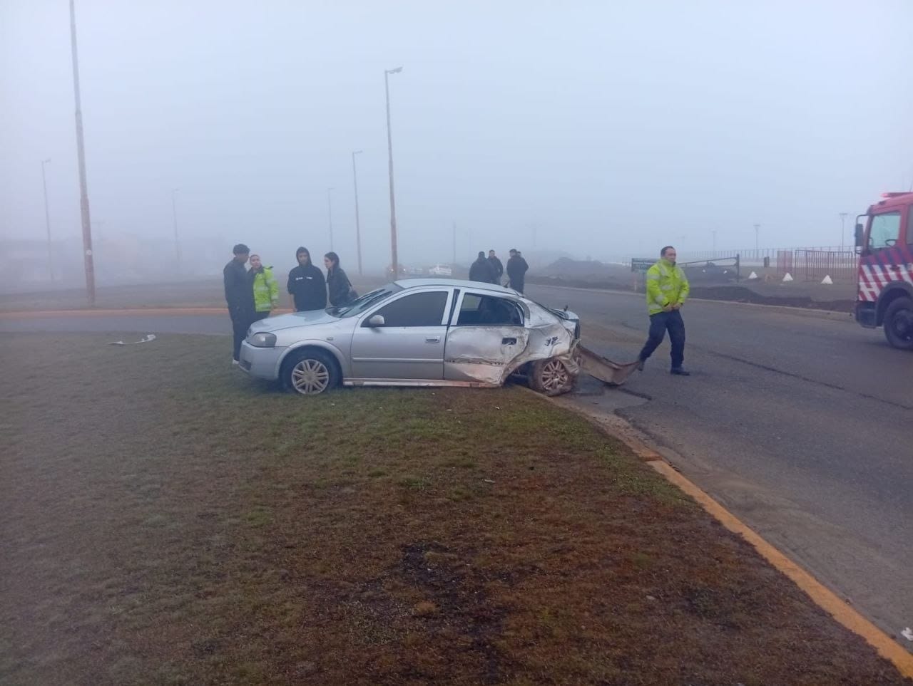 Un conductor alcoholizado despistó en la rotonda de Ruta 3 y Prefectura Naval: dos acompañantes sufrieron lesiones