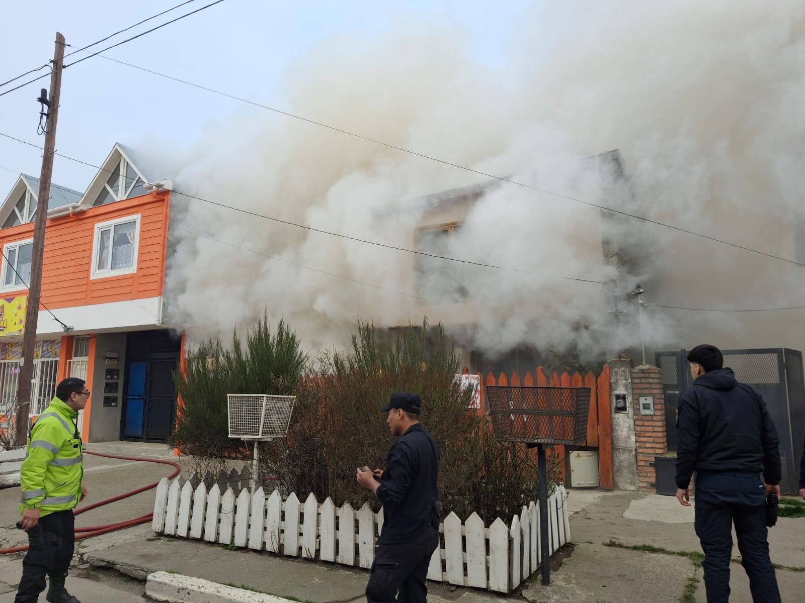 Dos personas fueron rescatadas tras el incendio de una vivienda en Río Grande