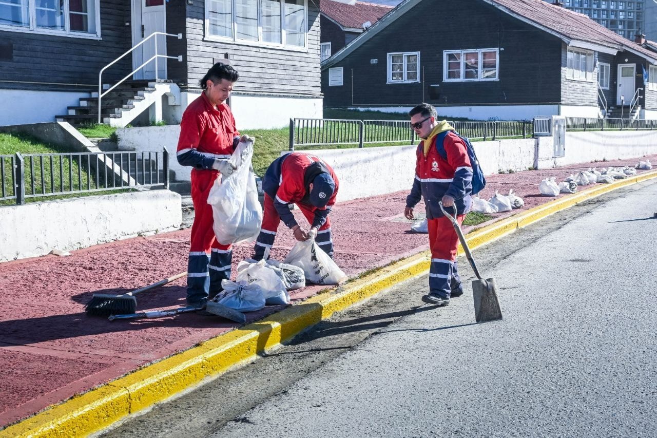 LA MUNICIPALIDAD DE USHUAIA REALIZA TRABAJOS DE EMBELLECIMIENTO Y MANTENIMIENTO EN DISTINTOS ESPACIOS DE LA CIUDAD