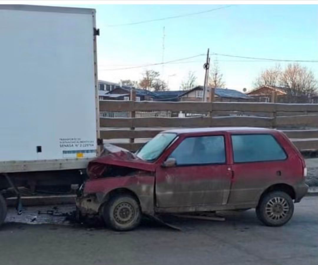 ESCÁNDALO EN TOLHUIN: UN AGENTE DE TRÁNSITO MUNICIPAL CHOCÓ CONTRA UN CAMIÓN ESTACIONADO Y SE DIO A LA FUGA