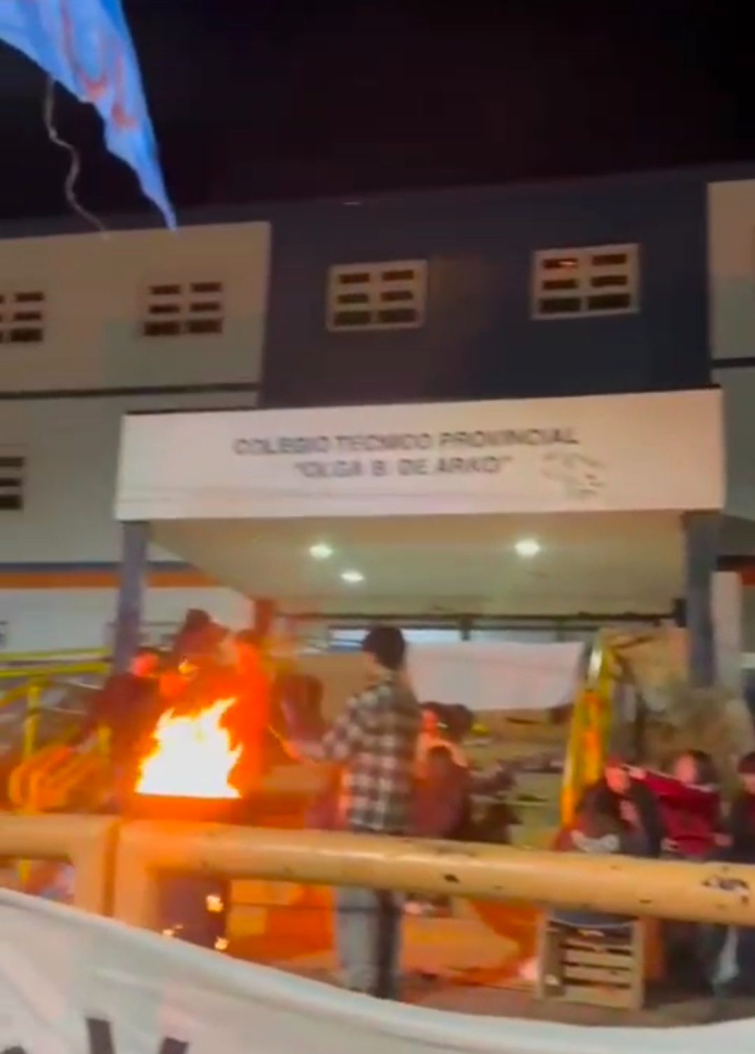 Estudiantes acampan en las puertas del Colegio Técnico Olga B. de Arko en reclamo por graves deficiencias edilicias