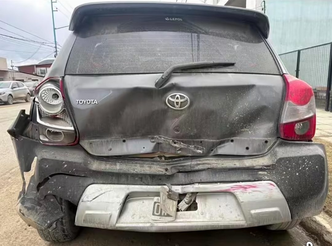 🚗 CHOCÓ UN AUTO ESTACIONADO Y SE DIO A LA FUGA: BUSCAN TESTIGOS Y CÁMARAS EN USHUAIA