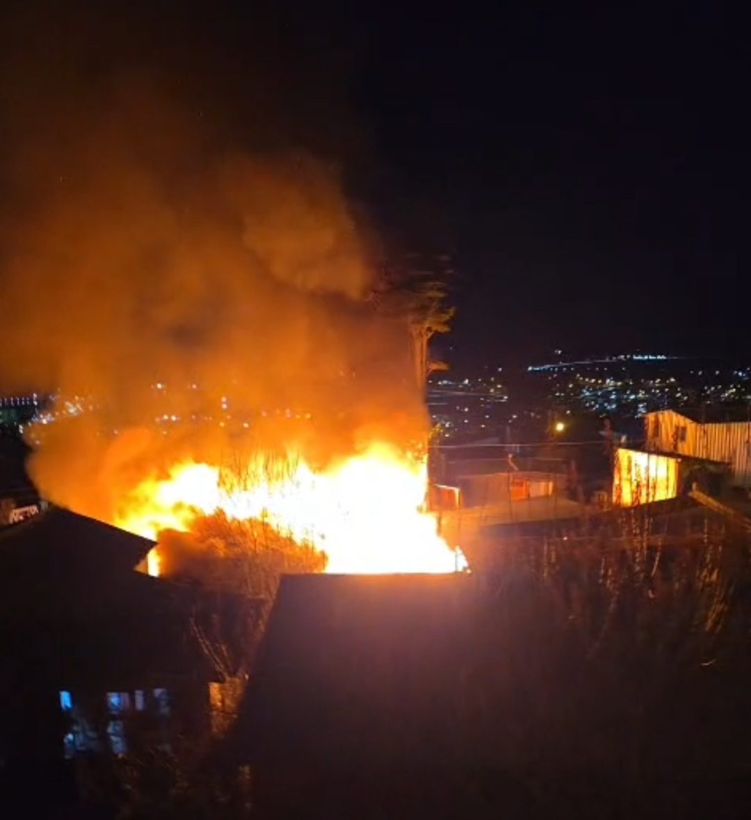 Incendio durante la madrugada en el barrio Mirador: un hombre sufrió quemaduras tras la presunta explosión de una garrafa